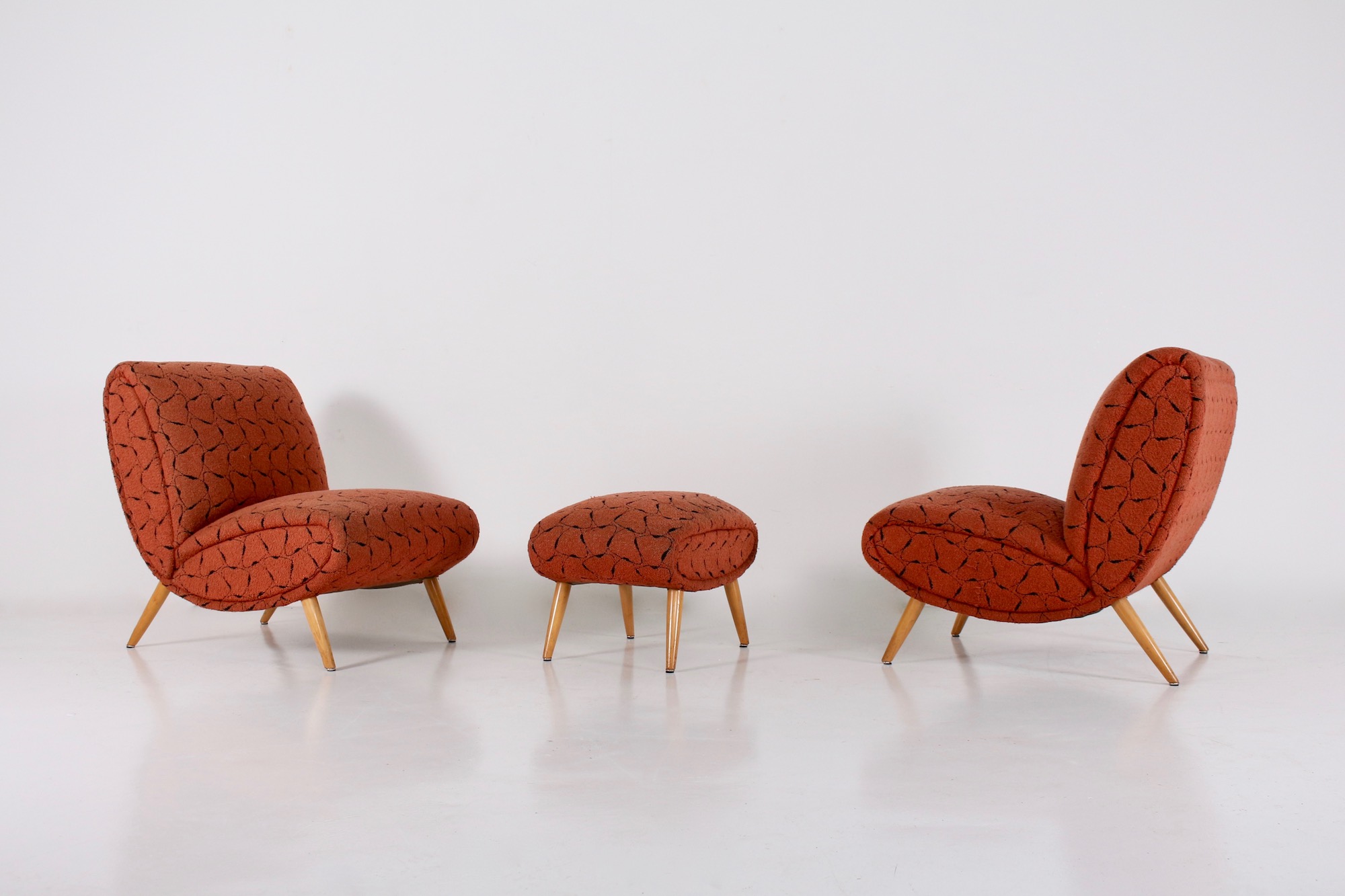draai Beukende Uitputten Paar fauteuils en een voetenbank Norman Bel Geddes - Meubles Vintage