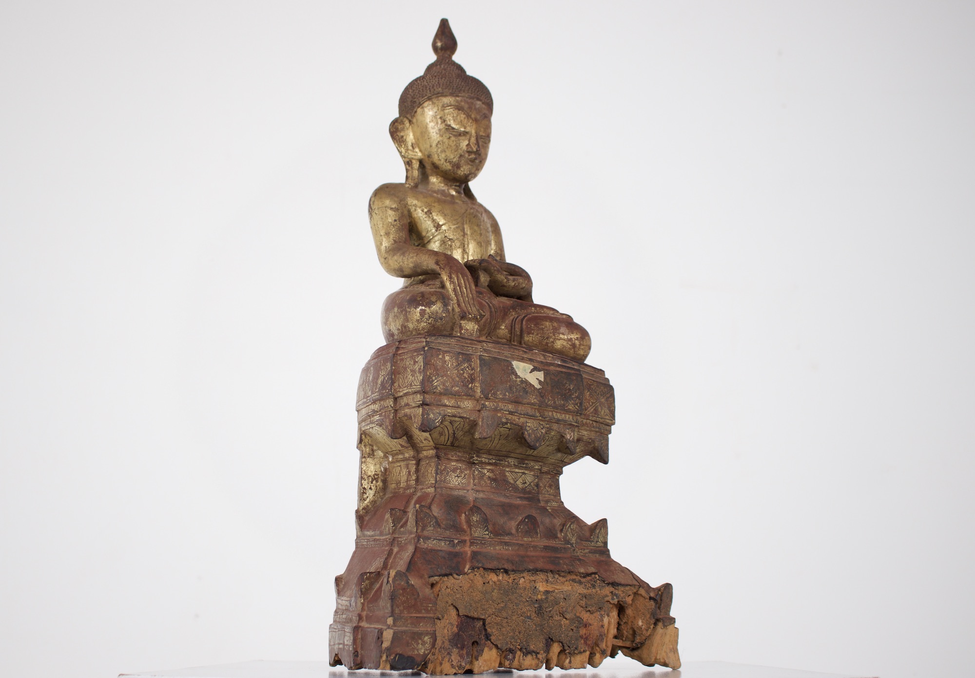 houding schot krullen Vergulde houten boeddha, Birma . - Meubles Vintage